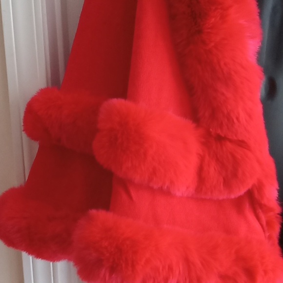 Elegant Hooded Faux Fur Poncho/Cape/ Shawl - Picture 8 of 11